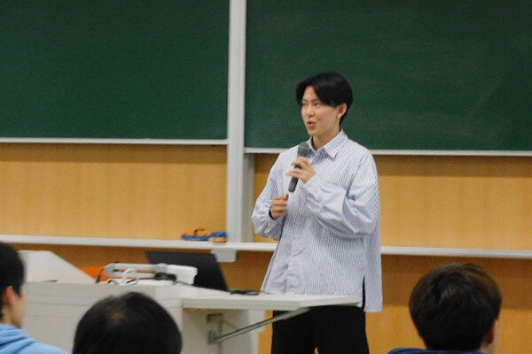 研究内容と進学のきっかけについて話す杉田さん